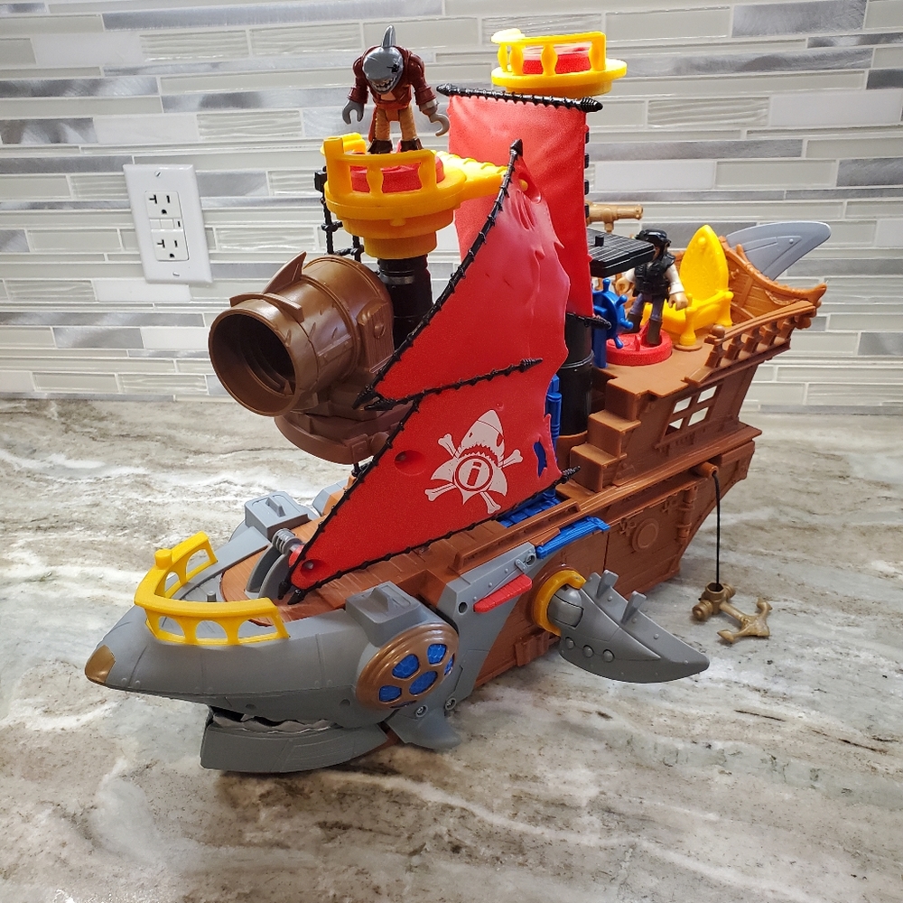 Fisher-Price Imaginext Shark Bite Pirate Ship, Playset with Pirate Figures
